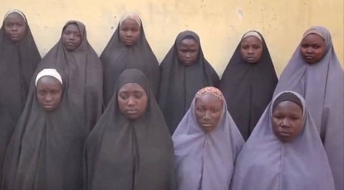 Jovens capturadas pelo Boko Haram aparecem em vídeo após dois anos