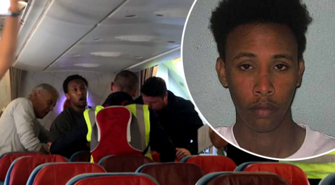 Reino Unido: vítima de estupro denuncia passageiros de avião que impediram deportação do “refugiado estuprador”